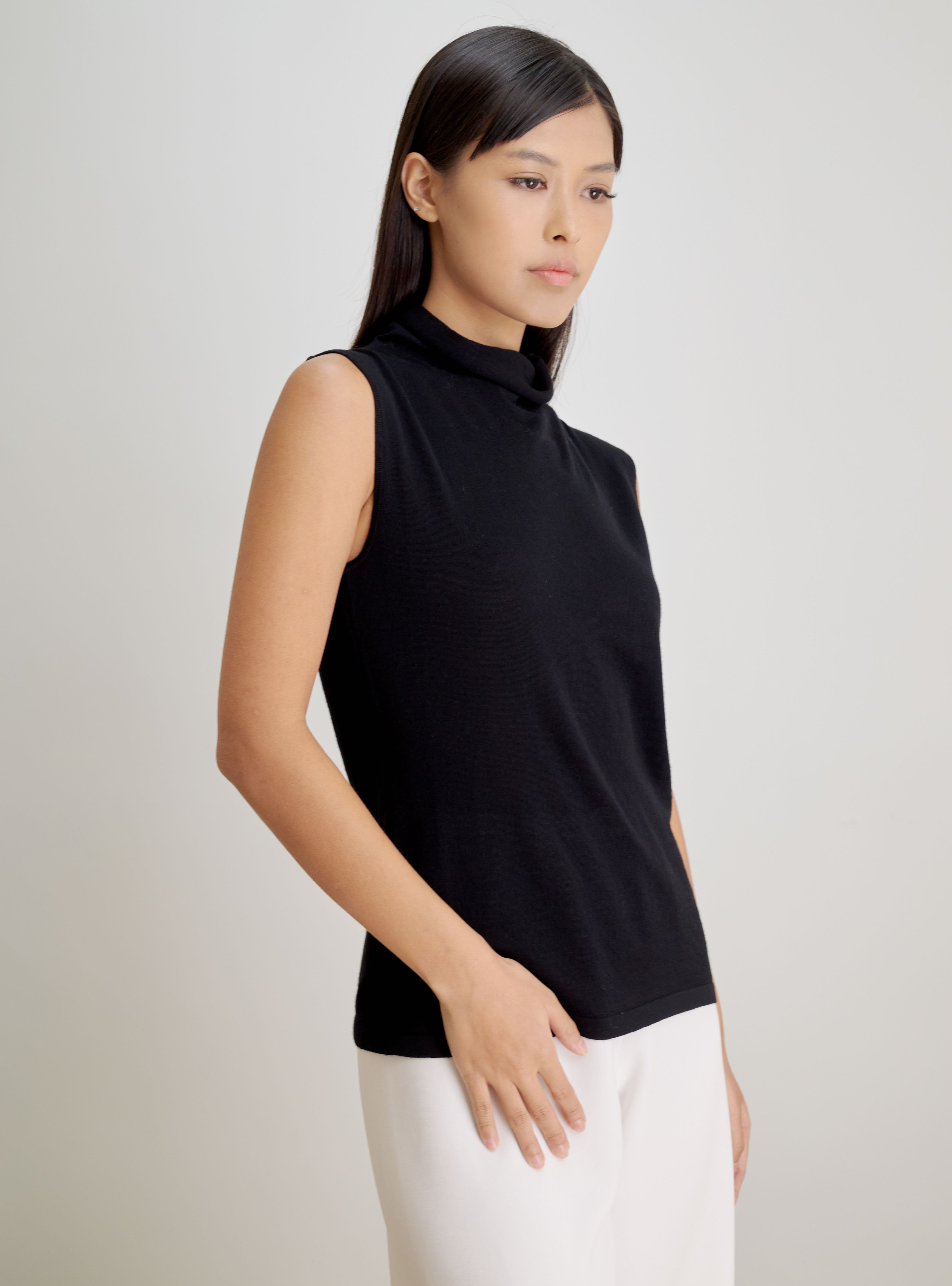 BOKKAI turtleneck sleeveless top (Black)