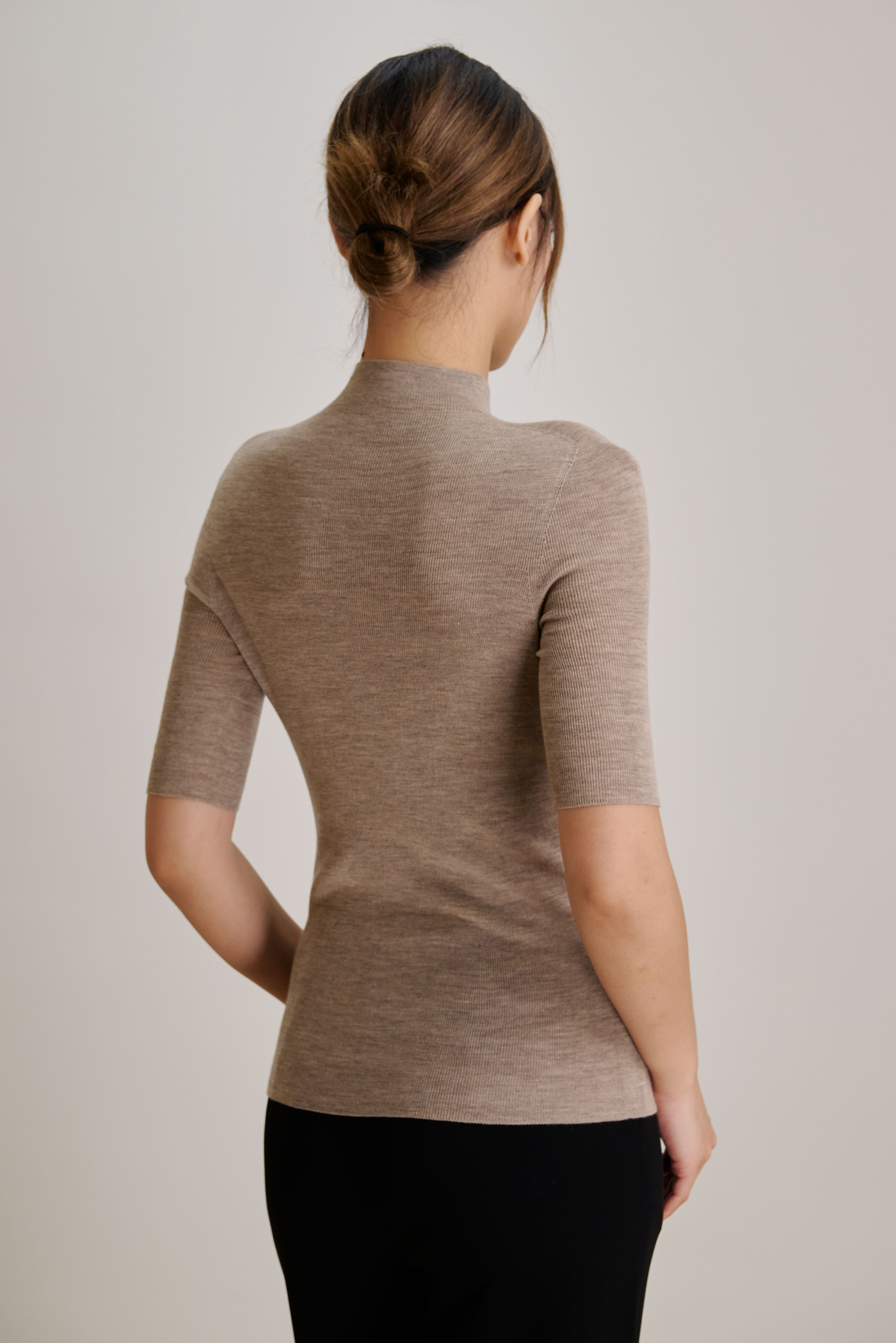 OLIVIA seamless mid-sleeves top (Stone)