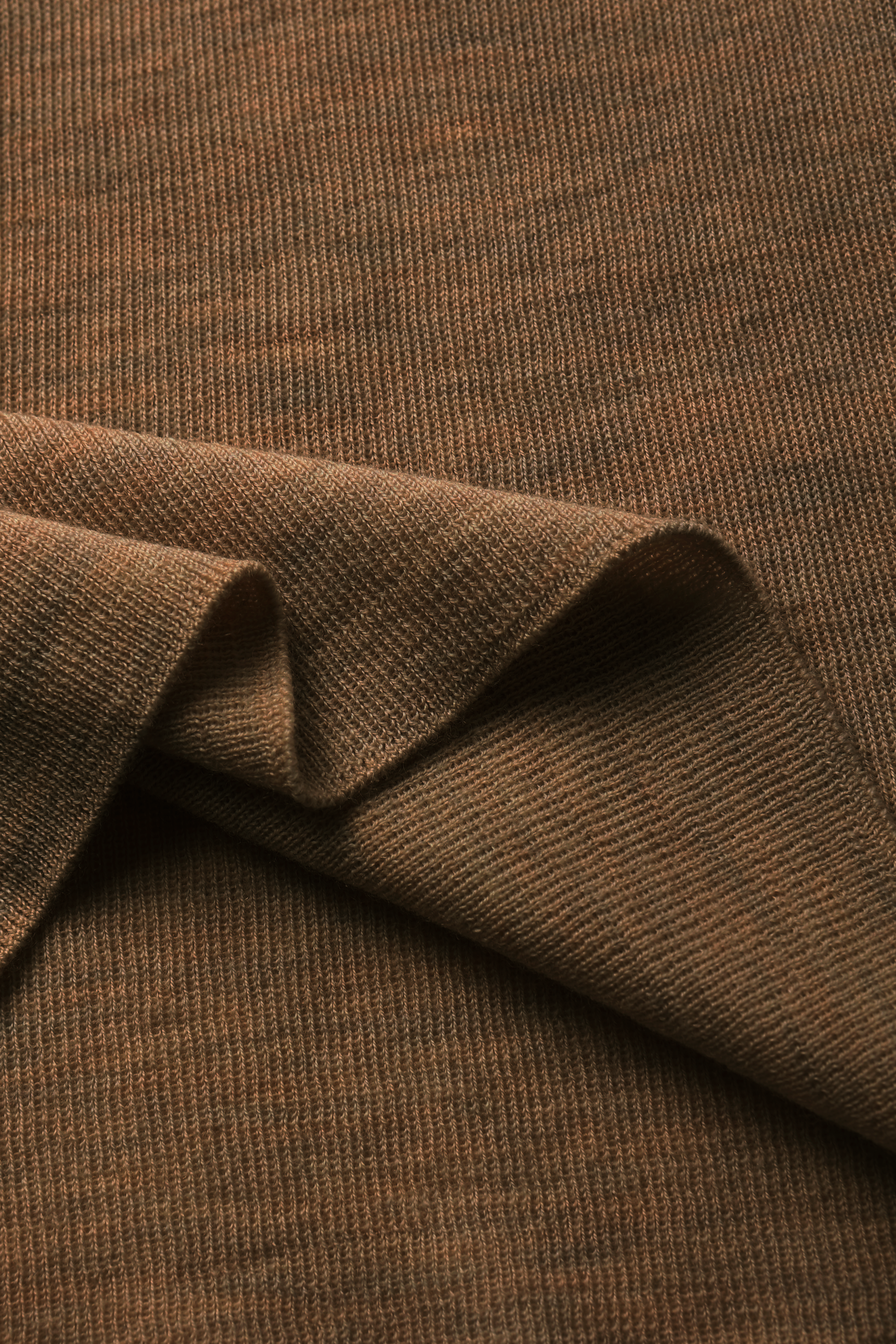 SEAMLESS mid-turtleneck sweater (Brown)