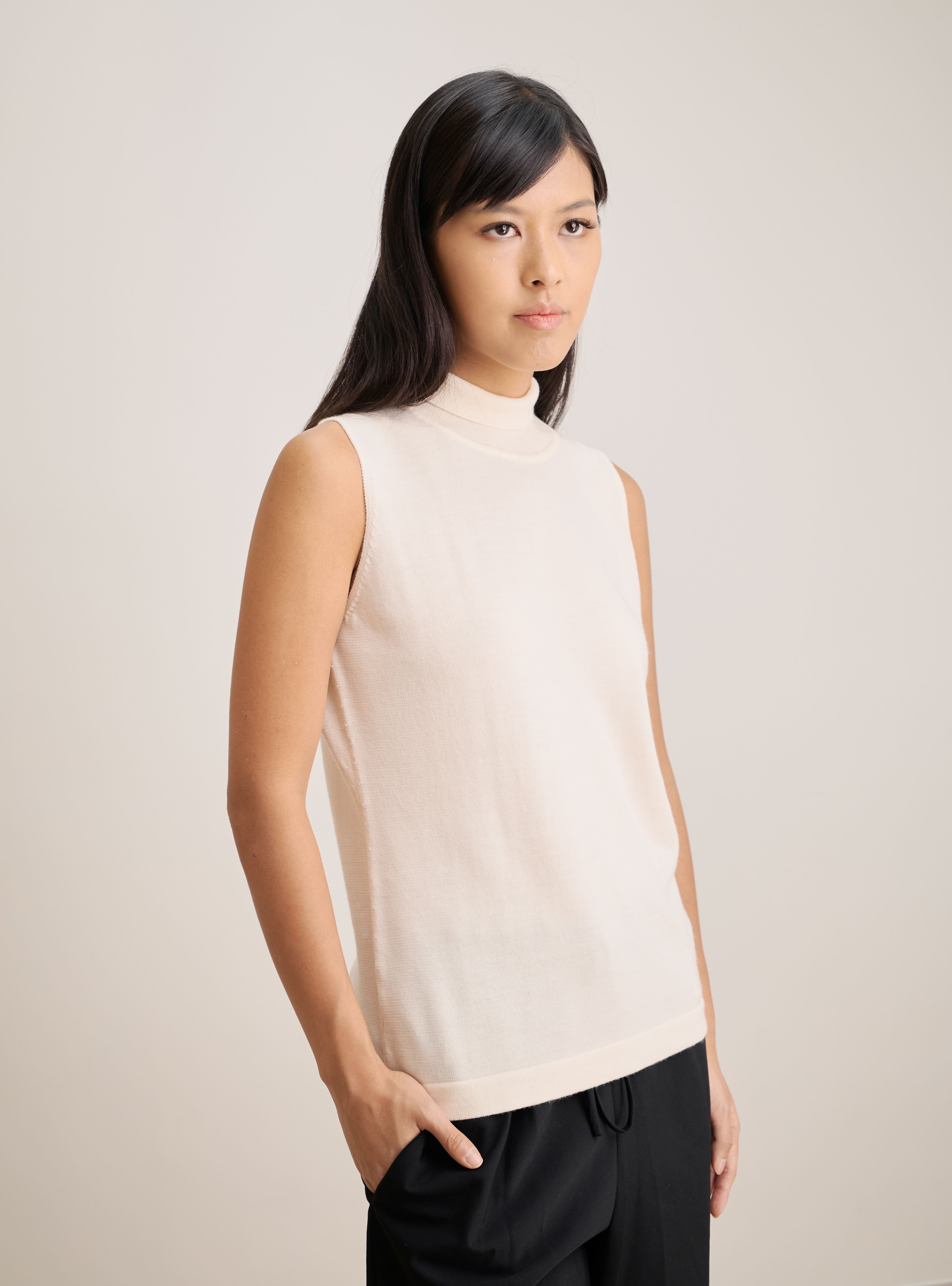 NICOLE turtleneck sleeveless top (Milk)