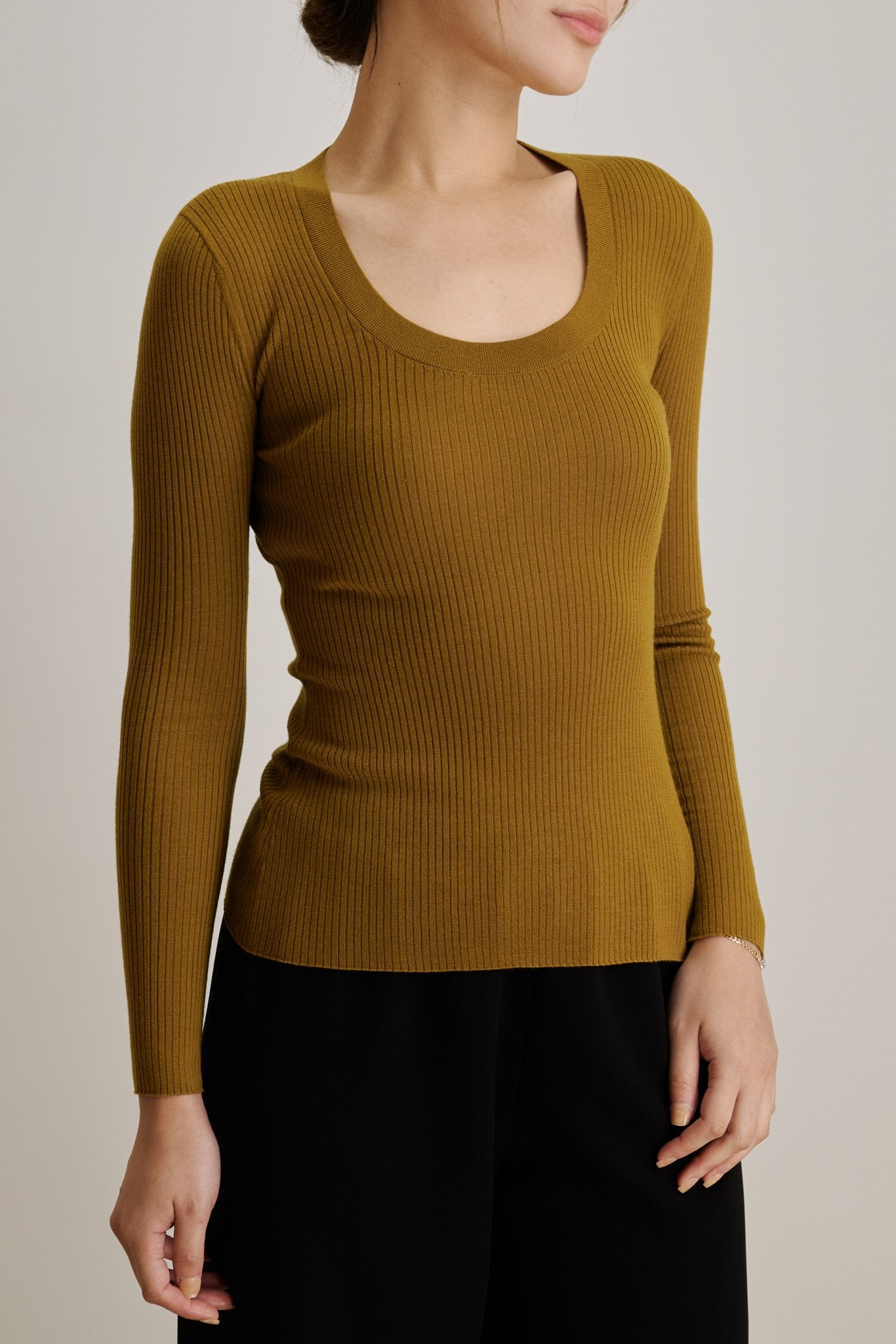 AMAIA U-neck fine-wool sweater (Olive) - STELLAM
