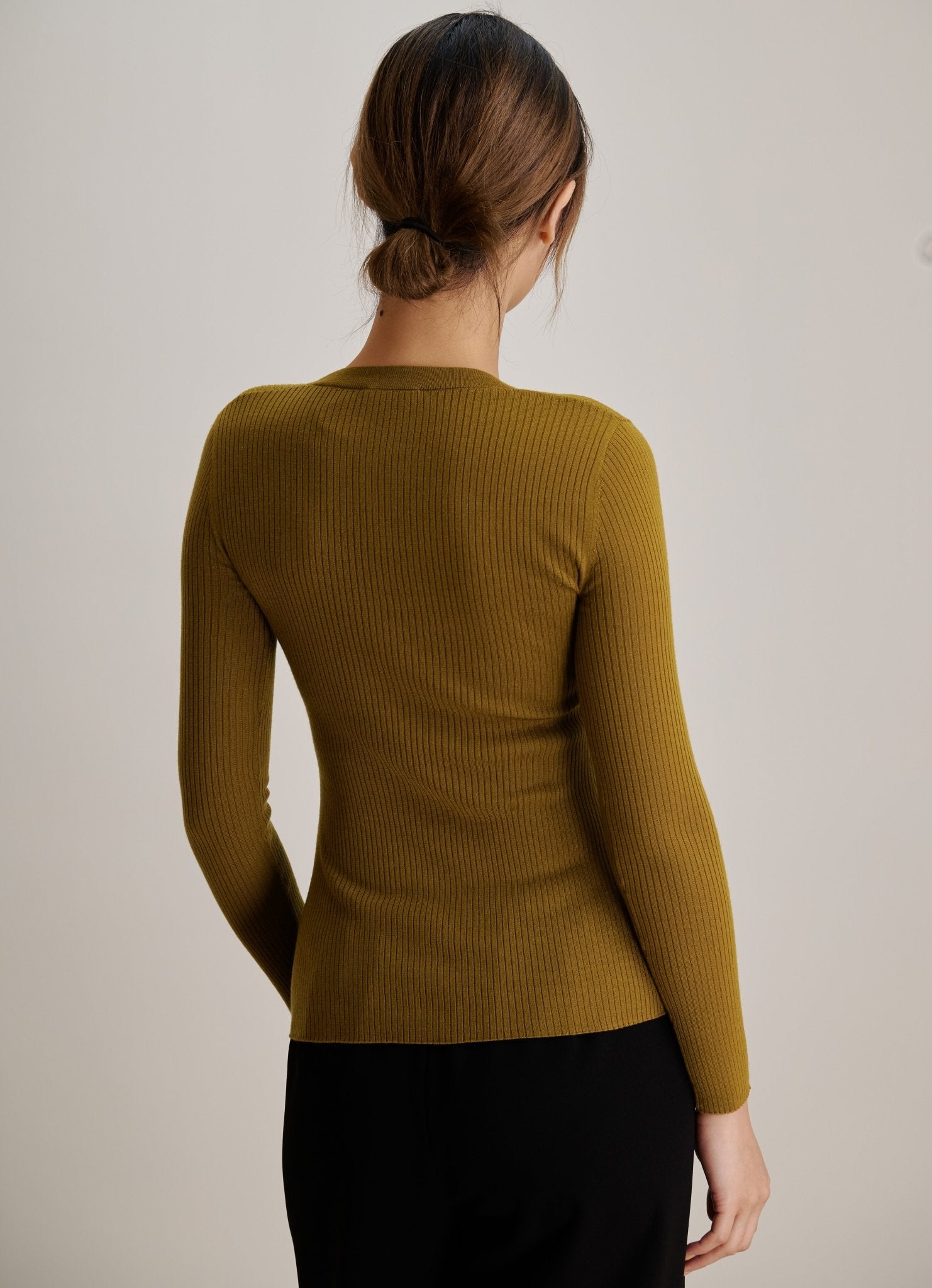 AMAIA U-neck fine-wool sweater (Olive) - STELLAM