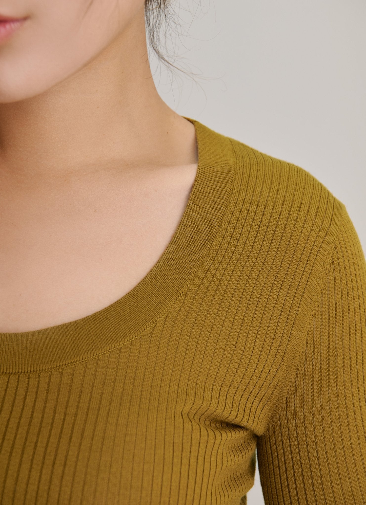 AMAIA U-neck fine-wool sweater (Olive) - STELLAM