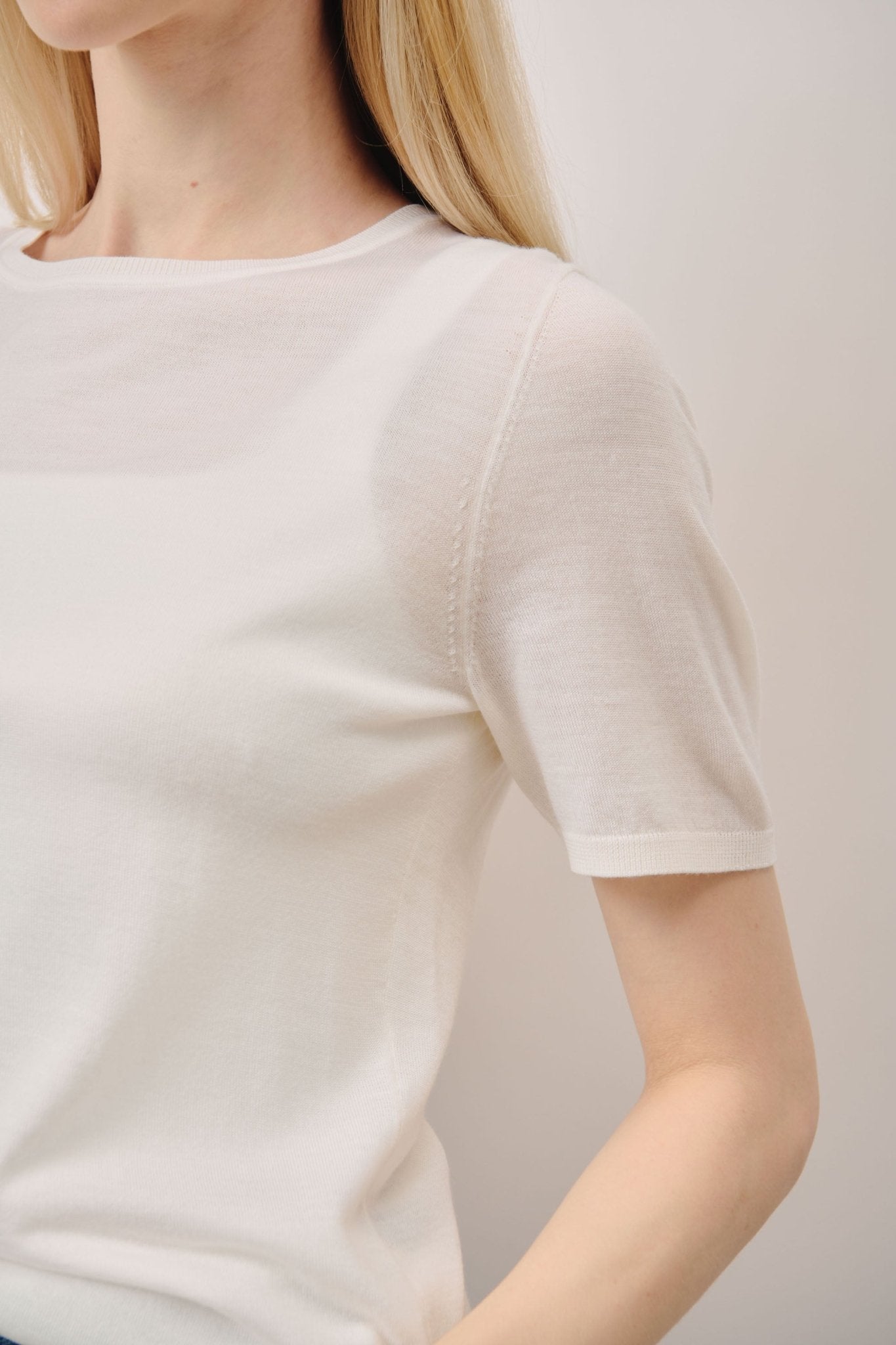 LILY tec shortsleeves top (White) - STELLAM