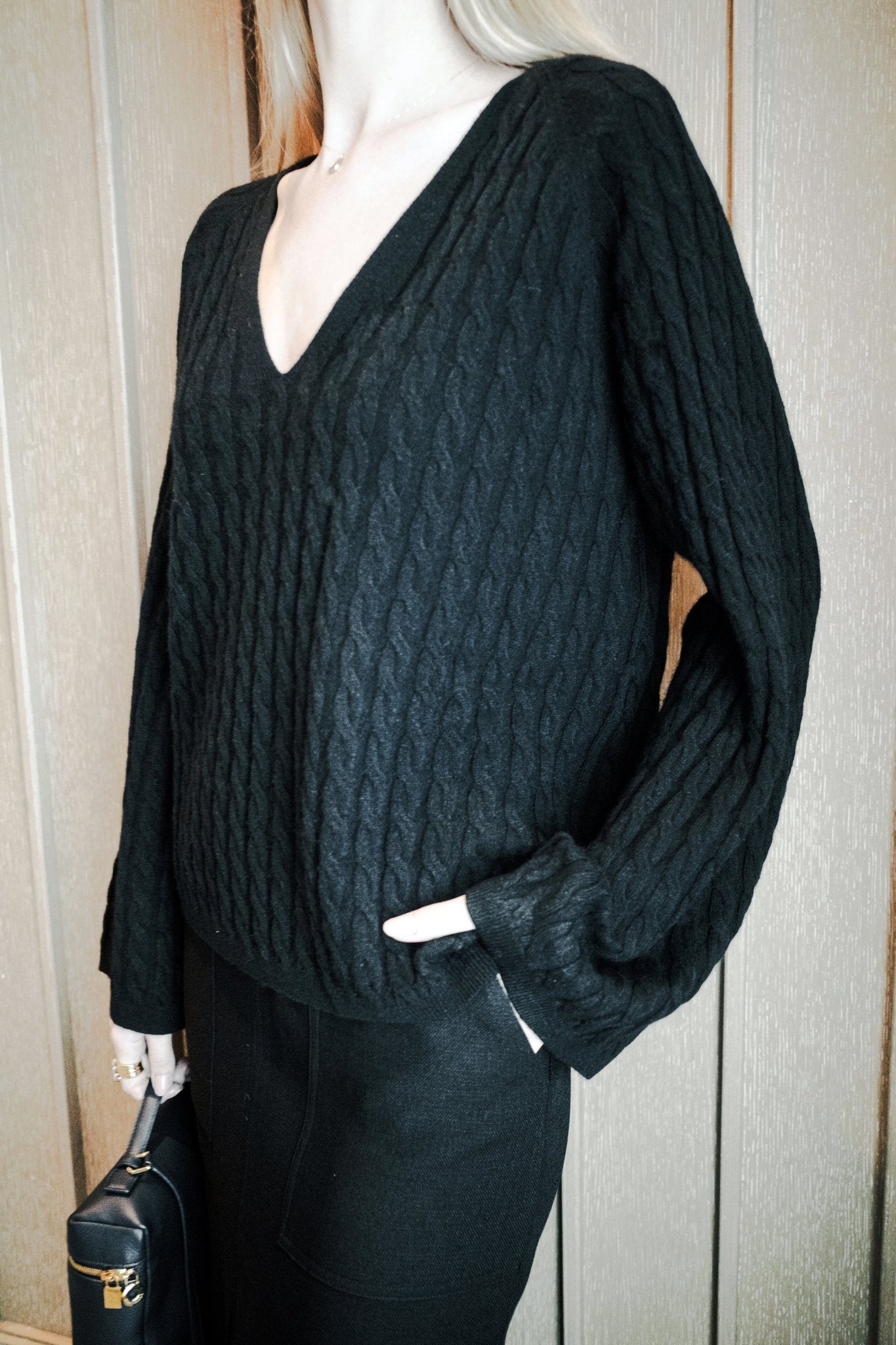 MONICA cashmere-blended V-neck sweater (Black) - STELLAM