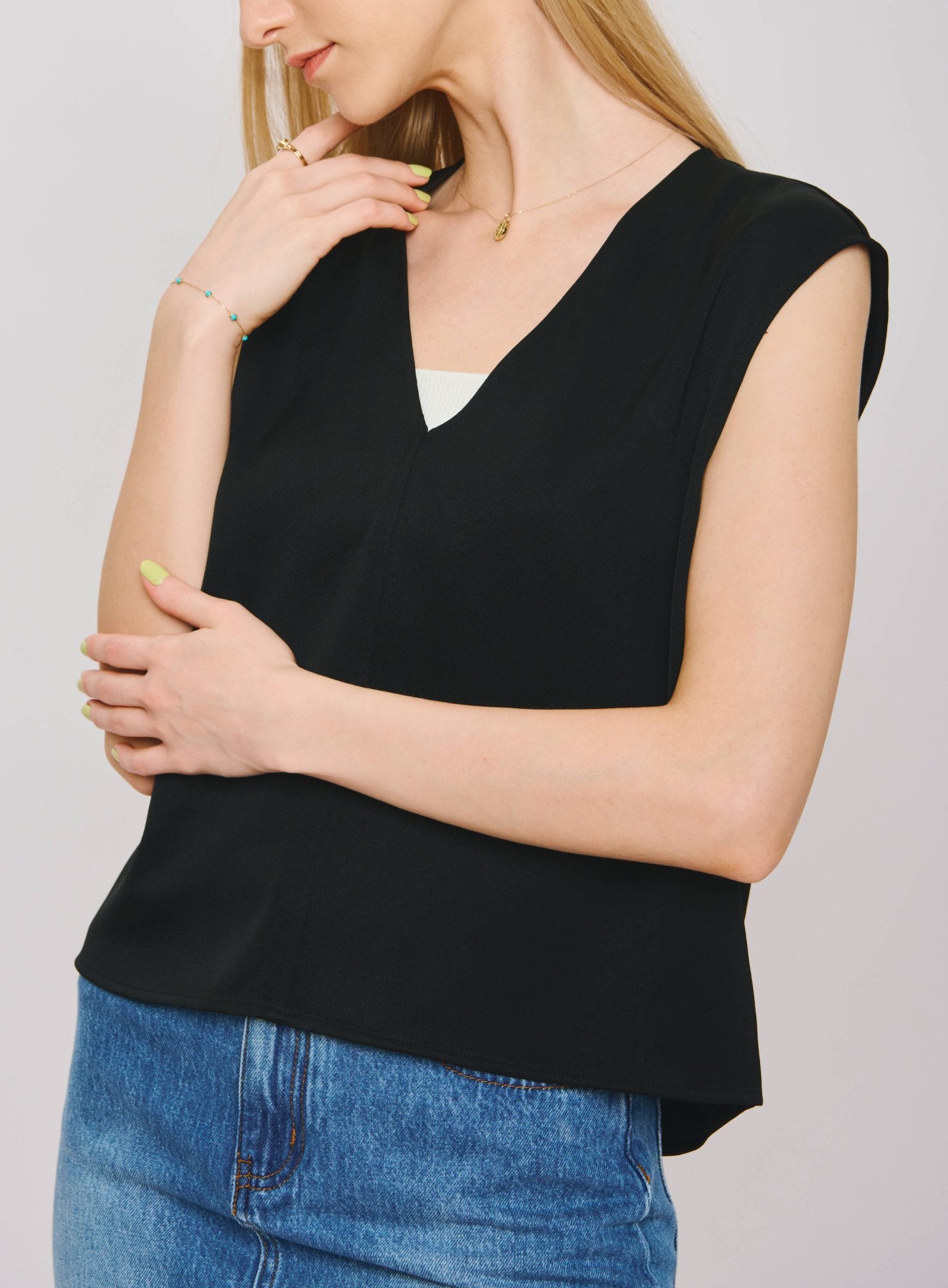 VIKI V-neck sleeves top (Black) - STELLAM