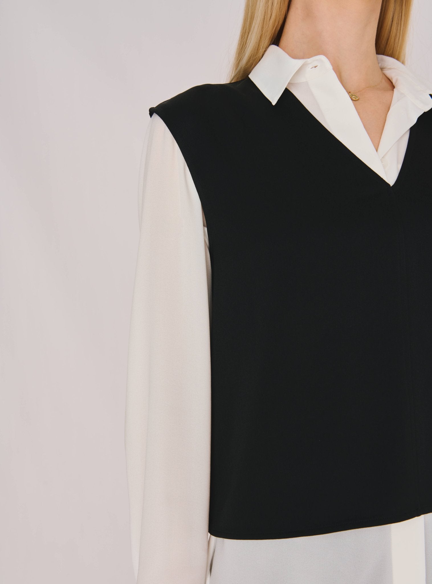 VIKI V-neck sleeves top (Black) - STELLAM