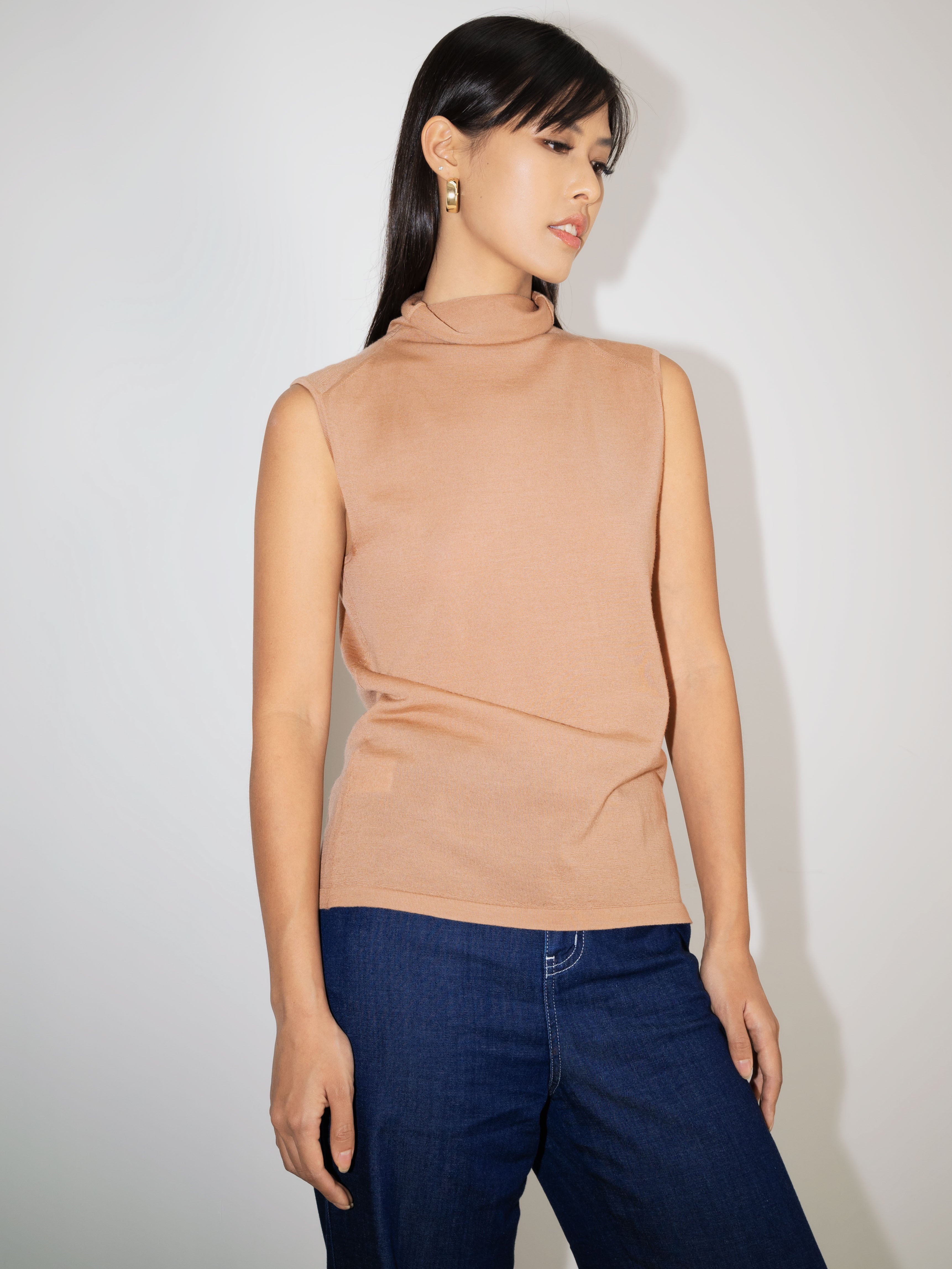 BOKKAI turtleneck sleeveless top (Milktea)