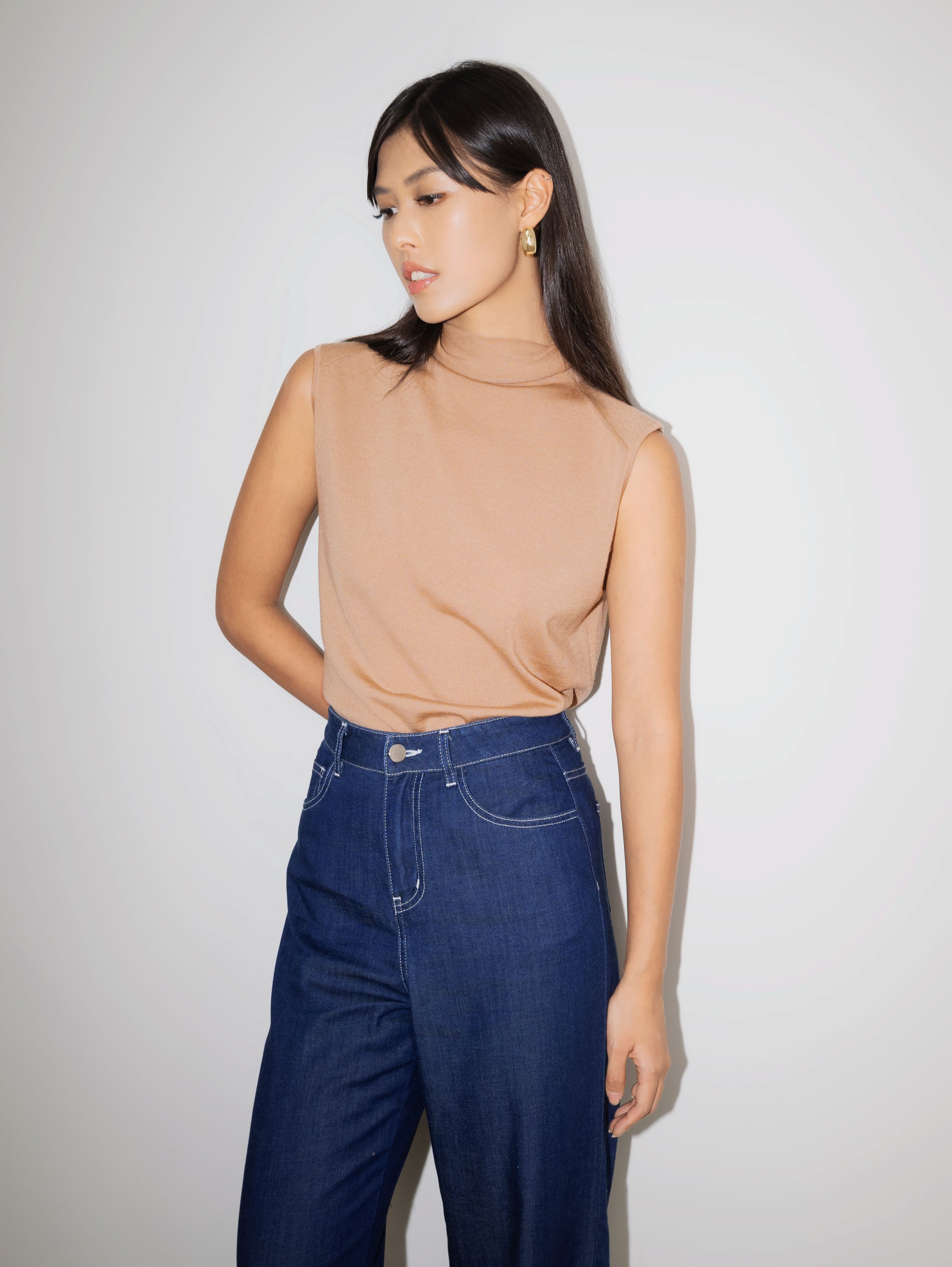 BOKKAI turtleneck sleeveless top (Milktea)
