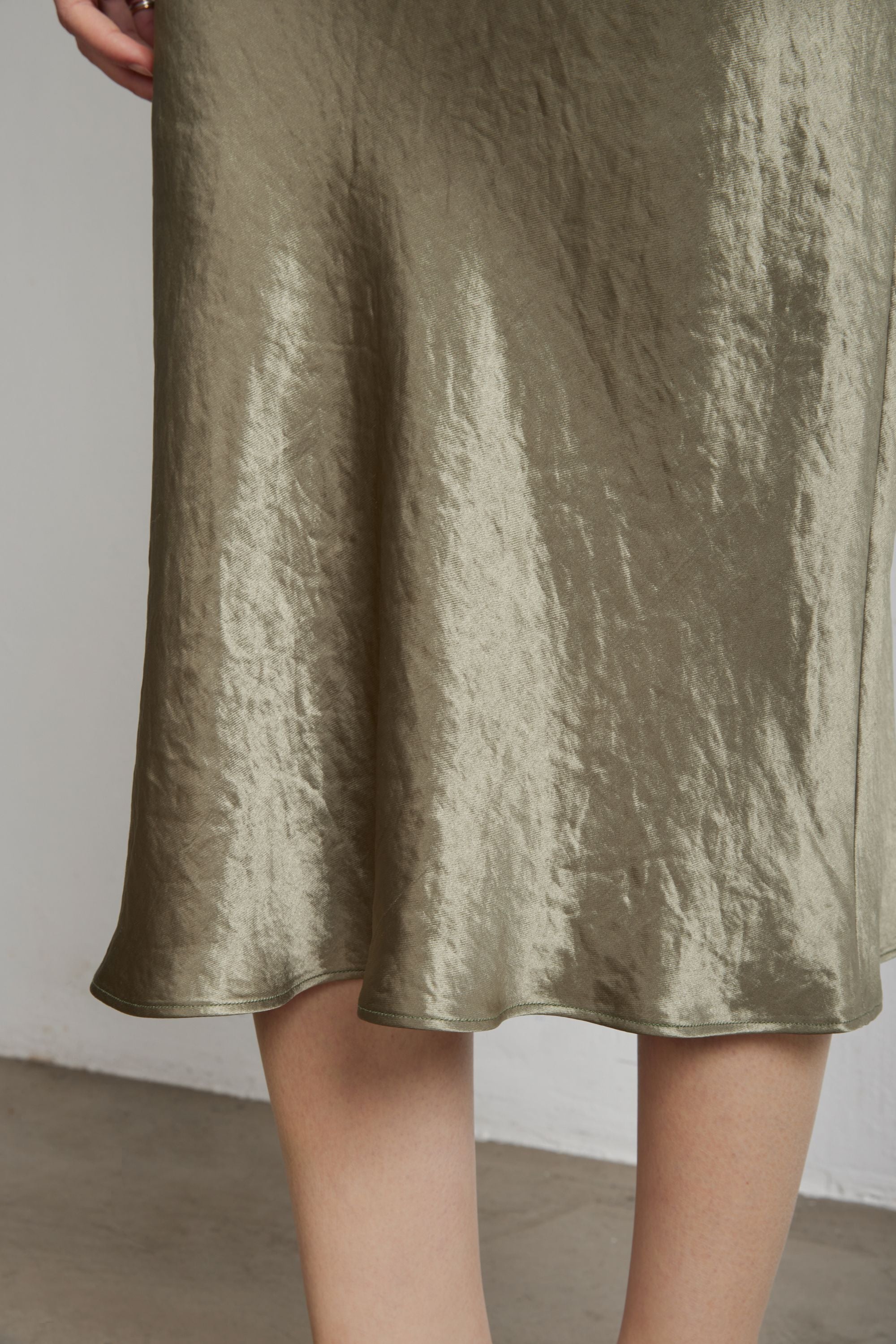 GLITTER 3.0 緞面中長半截裙（灰綠色）