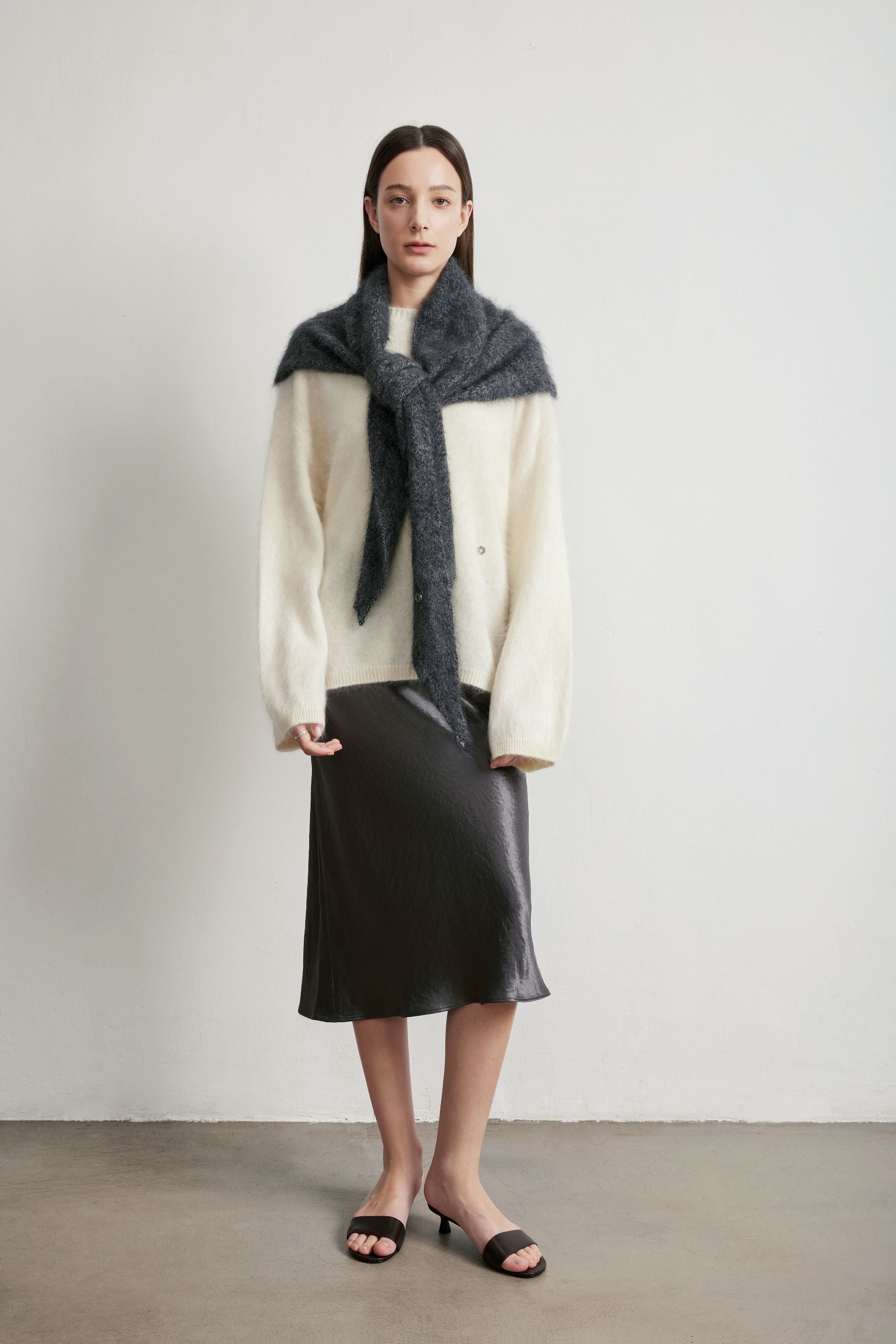 TIGER 2.0 美麗諾羊毛三角圍巾（灰色）