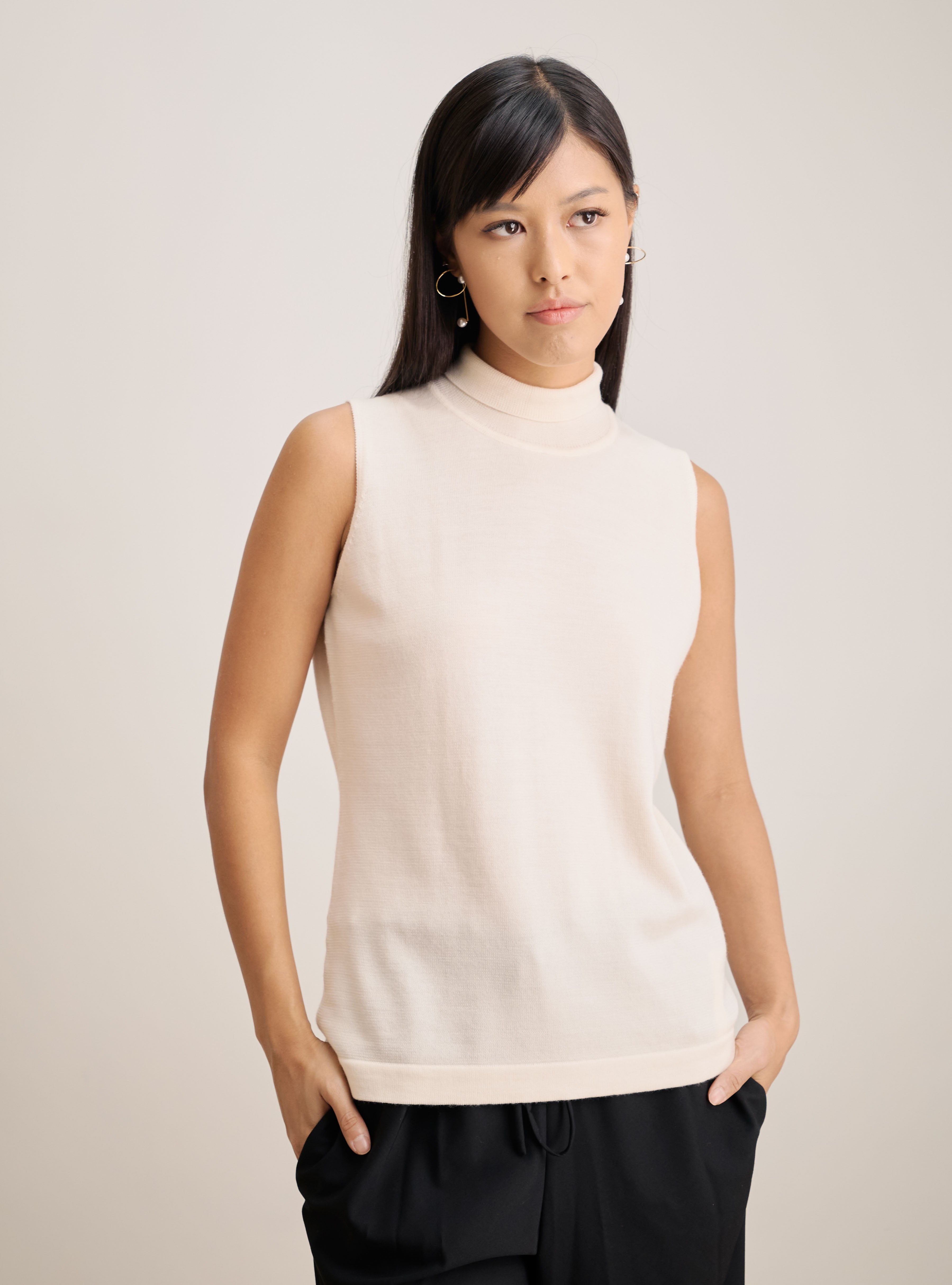 NICOLE turtleneck sleeveless top (Milk)