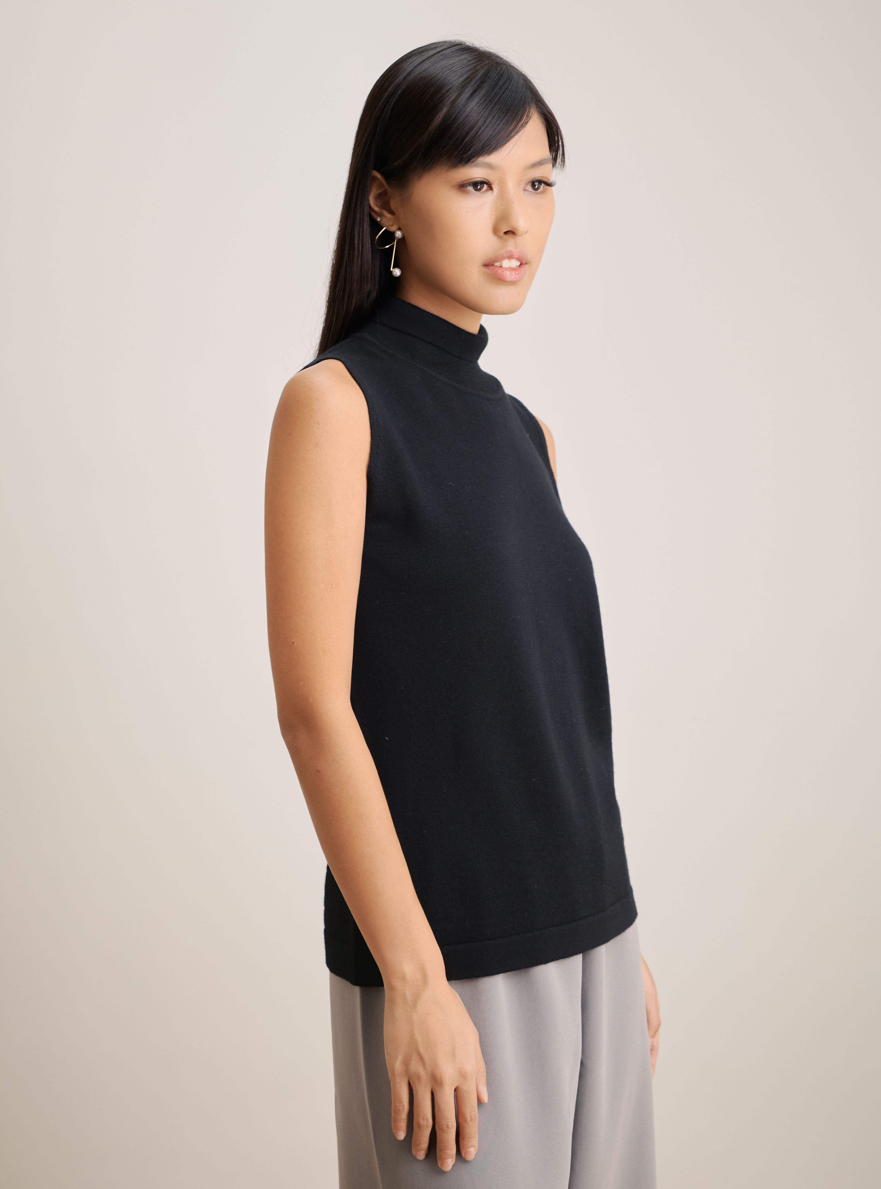 NICOLE turtleneck sleeveless top (Black)