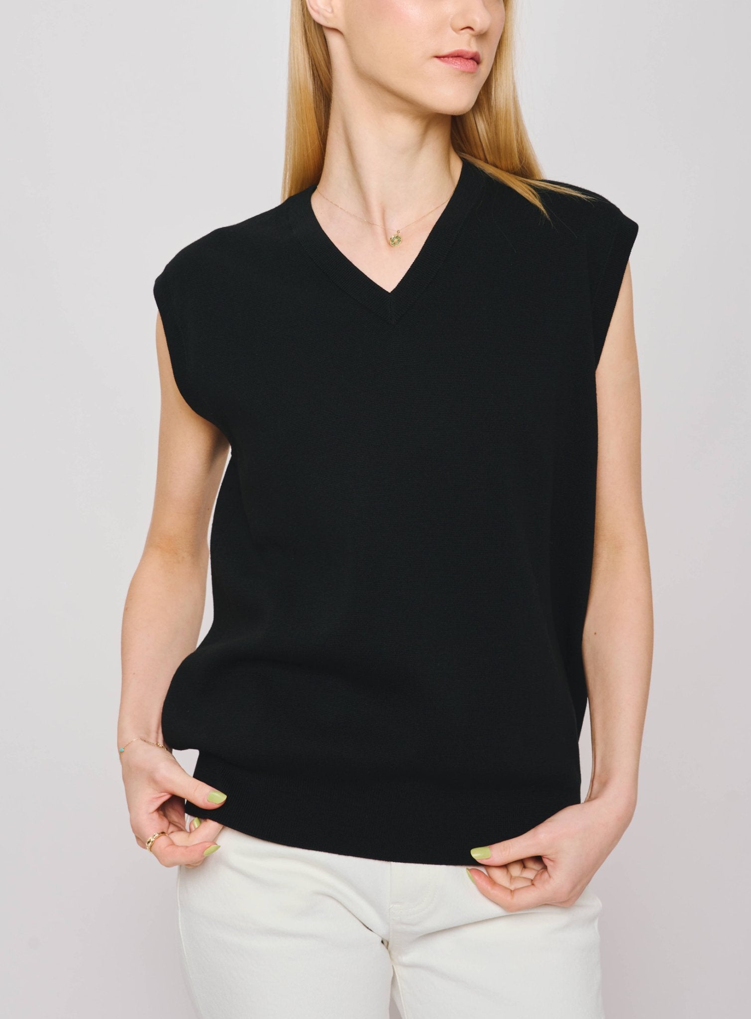 CREM v-neck tank top (Black) - STELLAM