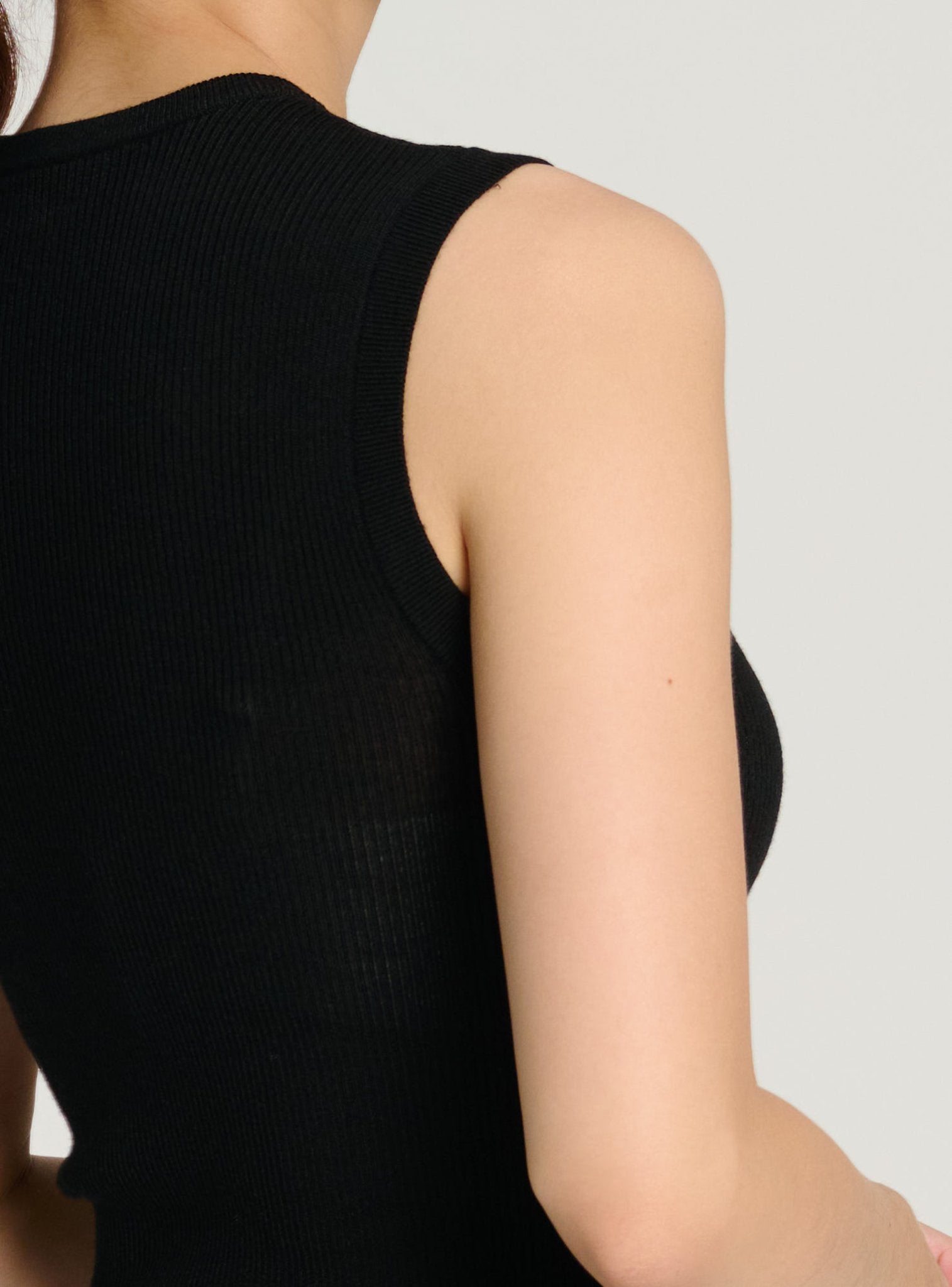 SL silk-blended tank top (Black) - STELLAM